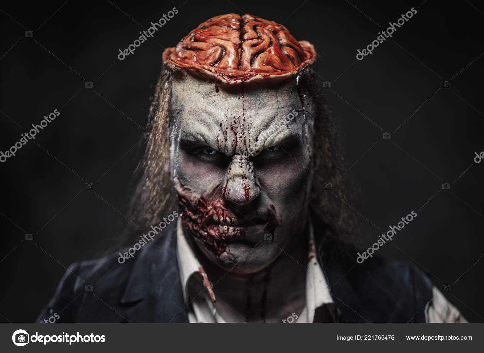 Maquiagem prostérica zumbi assustador no modelo masculino fotos, imagens de  © nejron #221765476